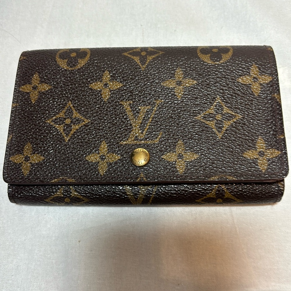 Louis Vuitton Wallett - Inside has some peeling please see photos